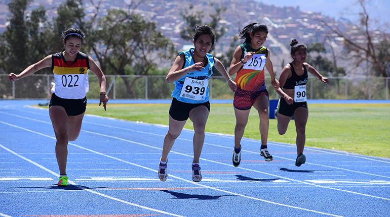 Noelia Cáceres (celeste.) sorprende en la final de los 100 mp, ayer. | Carlos López