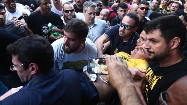 El momento en que Jair Bolsonaro es atacado por un desconocido en pleno acto en Mina Geráis