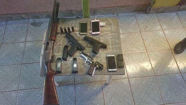 Además de la droga, las autoridades también incautaron armas y teléfonos celulares