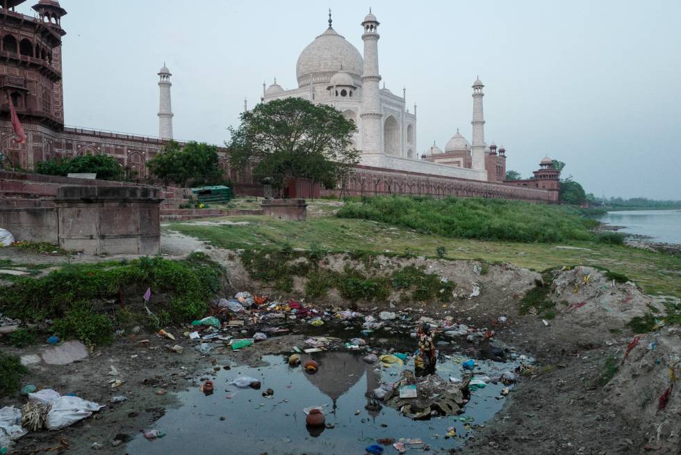 Alrededores del Taj Mahal, cuya imagen se refleja en el agua, repletos de basura. 
