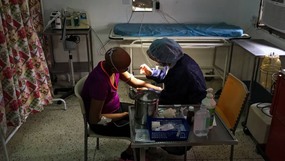 Un paciente recibe cuidados en una clÃ­nica venezolana.