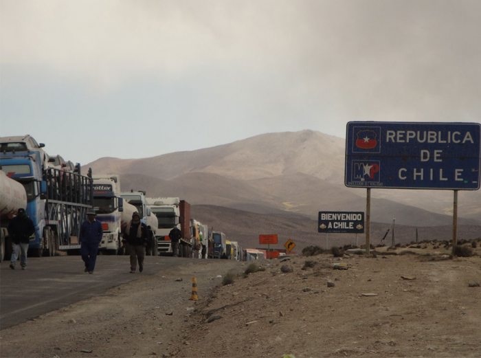 Los transportistas bolivianos protagonizaron una protesta en las afueras de la Terminal Puerto Arica (TPA), en reclamo por la tardanza en la carga y descarga de sus camiones, que les provoca estar parados hasta por 20 días.