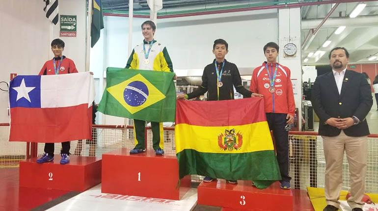 Marco Rojas (centro), en el podio. | Los Tiempos