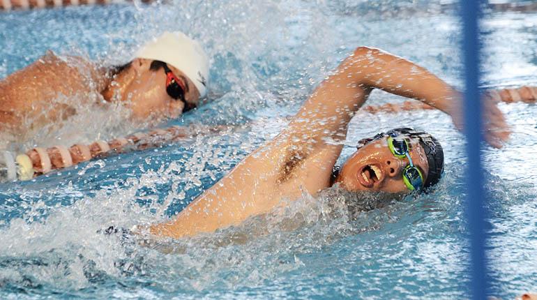 Ivan Siles (der.) en la final de los 400 libre avanzado, ayer. | José Rocha