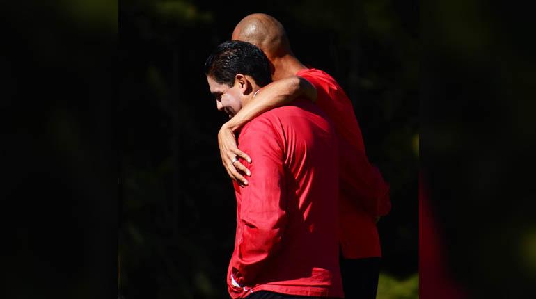 El jugador Edward Zenteno (izq.) junto a Alex da Silva, ayer. | Carlos López