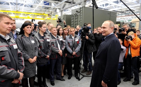 El presidente Vladimir Putin visita una planta de Kalashnikov en Rusia
