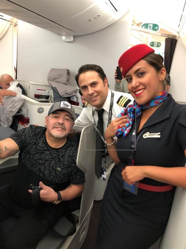Fotografía cedida a los medios de comunicación hoy, sábado 8 de septiembre de 2018, por un pasajero, que pidió omitir su nombre, del vuelo donde el exjugador argentino, Diego Armando Maradona (i), arribó al Aeropuerto Internacional de Ciudad de México. EFE