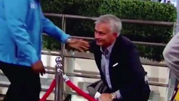 Un guardia de seguridad ayudó a José Mourinho a levantarse del suelo en Wembley