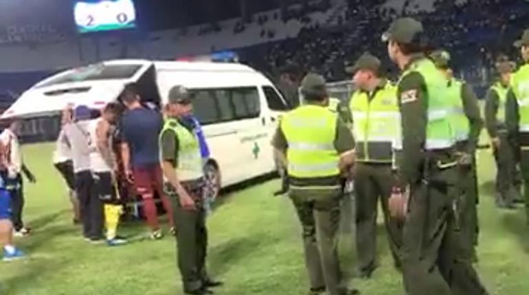 Momento que Leonel Morales es atendido por personal médico. | Deporte Total