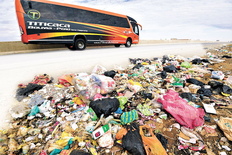Contaminado. Un bus turístico se desplaza por la vía con dirección a Copacabana. Foto: Pedro Laguna