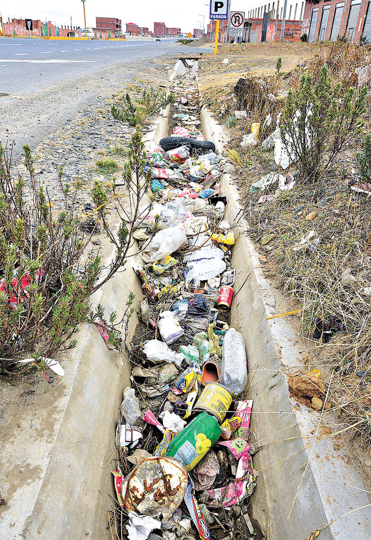 Contaminación de la vía con dirección a Copacabana. Foto: Pedro Laguna