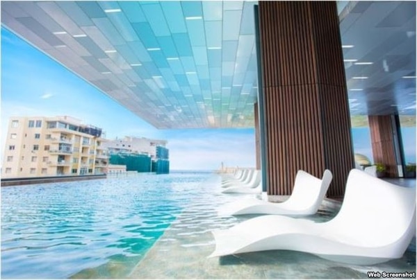 La piscina del Grand Packard, con vista al Malecón habanero y sus azoteas (Iberostar)