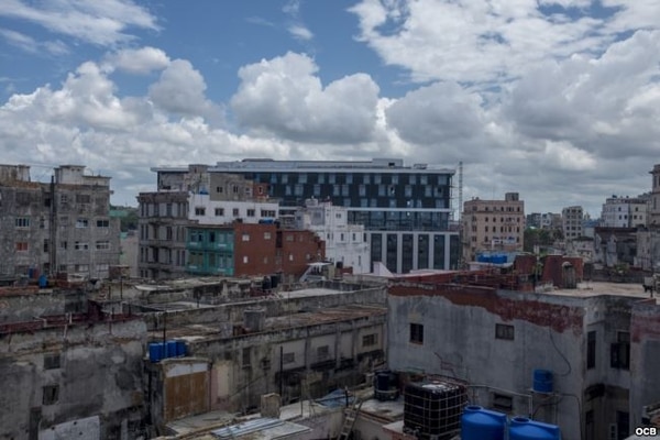 Los Hoteles de lujo en construcción en La Habana Vieja contrastan con la pobreza circundante (Foto: Archivo/Makintalla)