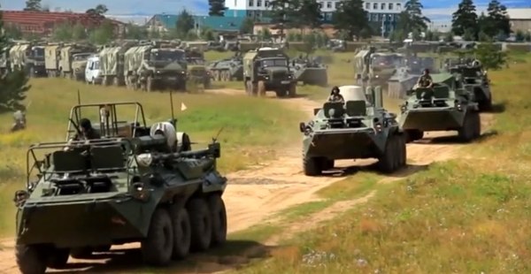 Vehículos rusos durante los ejercicios (Reuters/captura de pantalla)