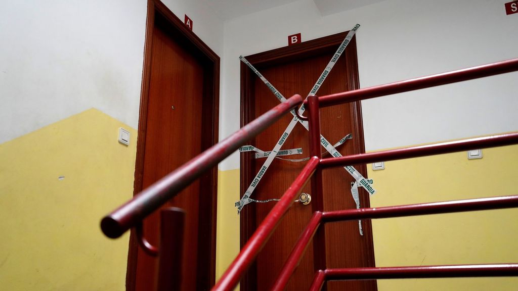 El portal de la casa en la que vivía Yésica y en la que fue asesinada.