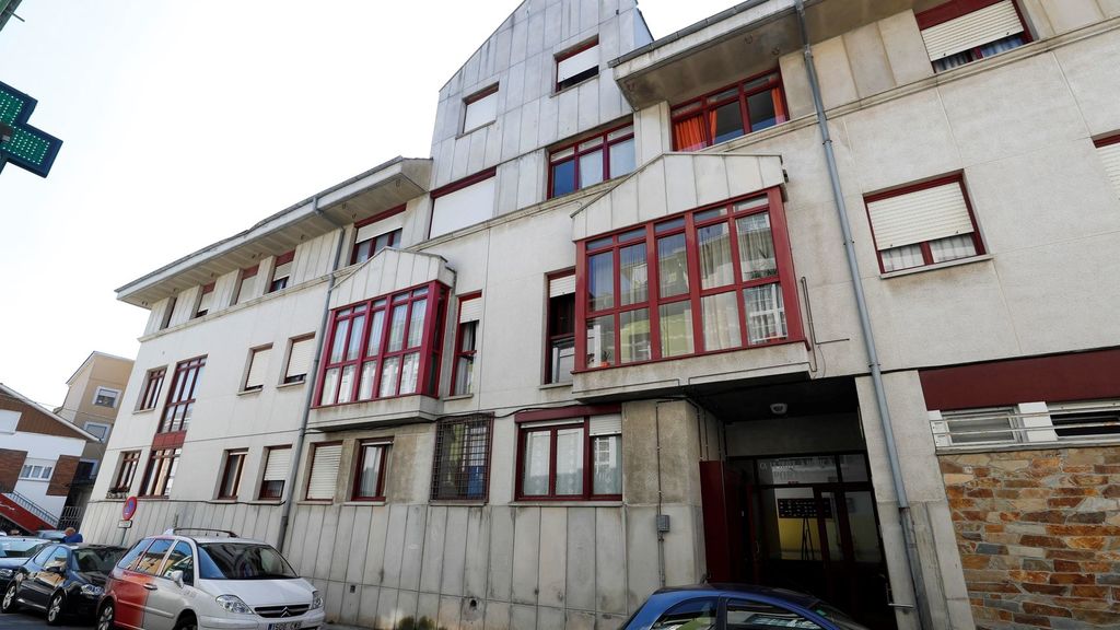 Fachada de la vivienda. En la parte delantera apareció colgado el cuerpo del hombre.