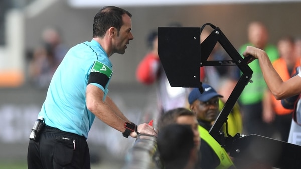 La UEFA se mostró a favor de la utilización de los Árbitros Asistentes de Video (AFP)