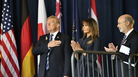 Trump y su esposa en el acto conmemoratico. Foto: AFP