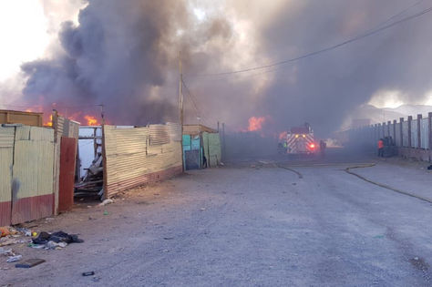 El incendio en el campamento Frei Bonn en Calama, Chile. Foto: Carabineros de Chile