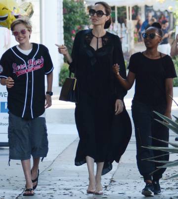 Angelina Jolie con sus hijos Zahara y Shiloh, en Los Ángeles.