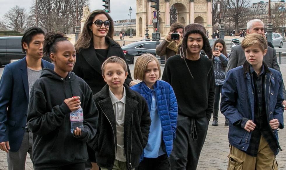 Angelina Jolie y sus seis hijos, en París, el pasado enero. rn 