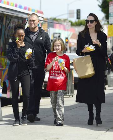 Angelina Jolie con Zahara y Vivienne comiendo un helado, en Los Ángeles.