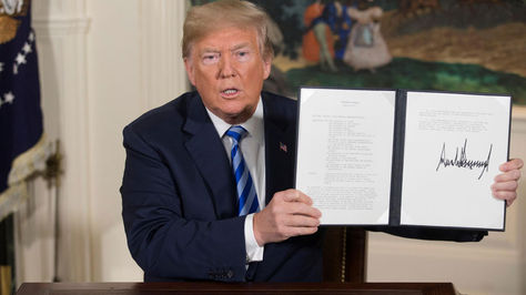 Donald Trump muestra este martes 8 de mayo el memorándum presidencial firmado durante la rueda de prensa ofrecida en la Casa Blanca. Foto: EFE