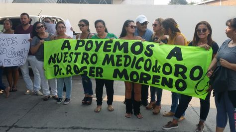 Respaldo al médico Róger Moreno en puertas del Hospital Obrero de la capital cruceña