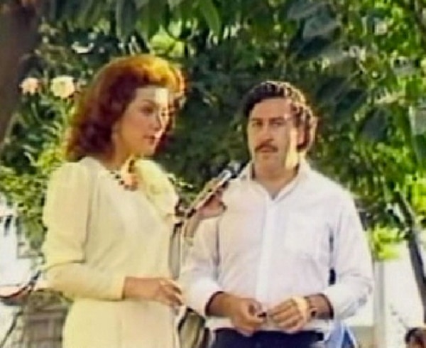 Virginia Vallejo con Pablo Escobar, durante una entrevista. La periodista estrella de Colombia le dio visibilidad al jefe del Cartel de Medellín en sus campañas políticas