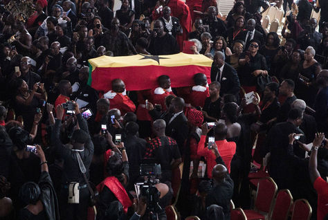 Miembros de la guardia de honor llevan el ataúd de Kofi Annan, diplomático de Ghana y ex Secretario General de las Naciones Unidas. Foto: AFP