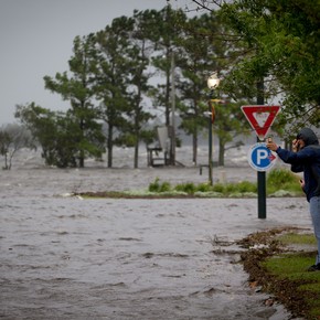El huracán Florence avanza sobre Carolina del Norte, derrumbando viviendas