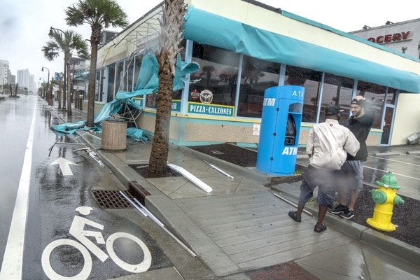 Dos hombres afuera de una pizzería en Myrtle Beach, Carolina del Sur. (EFE/EPA/CRISTOBAL HERRERA)