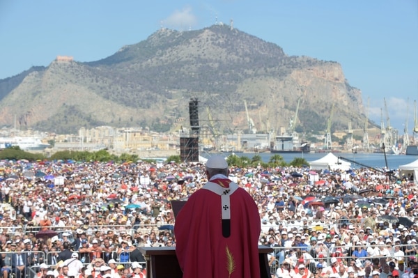 El papa celebró una multitudinaria misa en Palermo (Prensa Vaticana/ REUTERS)