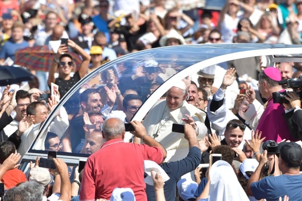 La llegada del Papa Francisco en el Foro Italico en Palermo (Prensa Vaticana via REUTERS)