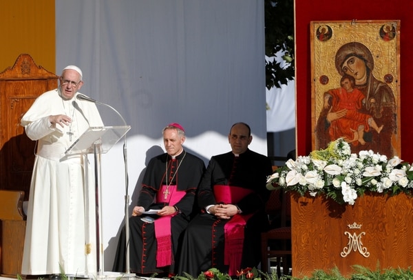 El Papa Francisco durante la ceremonia de bienvenida en el pueblo siciliano de Piazza Armerina, (REUTERS/Antonio Parrinello)