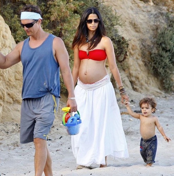 Matthew McConaughey, Camila Alves y su hijo Levi (Instagram: Camila Alves)