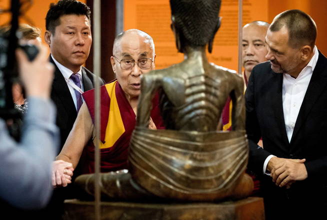 El líder espiritual tibetano visita una exposición en Amsterdam. (EFE)