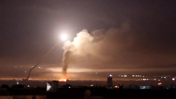 Un misil en el cielo de Damasco (Reuters)