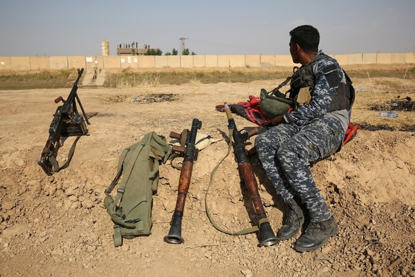 Un soldados del ejército iraquí observa posiciones de las milicias kurdas (AFP)