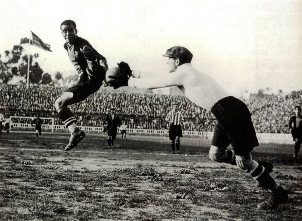 Samitier enfrenta al arquero del Europa en el partido jugado el 15 de diciembre de 1929 en el estadio de Les Corts (2-1, ambos goles de Samitier. el amigo de Gardel). (Foto: Josep Badosa / Centro de Documentacion y Estudios del Fútbol Club Barcelona)