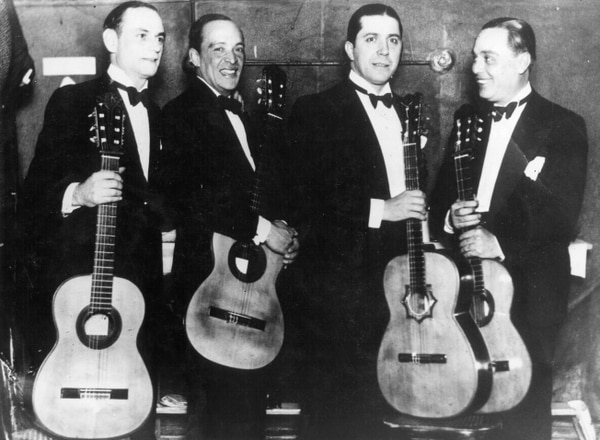 Gardel grabó la canción dedicada a sus amigos del Barcelona con su trío histórico de guitarriasta, el segundo era Guillermo Barbieri, abuelo de la actriz Carmen Barbieri.