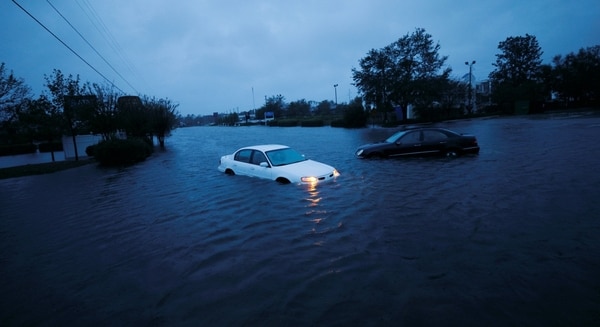 Un auto es arrastrado por la corriente en la inundación que afecto a Wilmington, Carolina del Norte (Reuters)