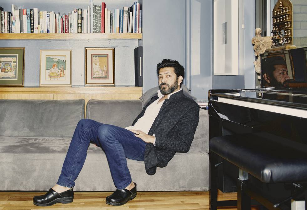 Mukherjee, en un sofÃ¡ de su dÃºplex del barrio de Chelsea, en Nueva York.