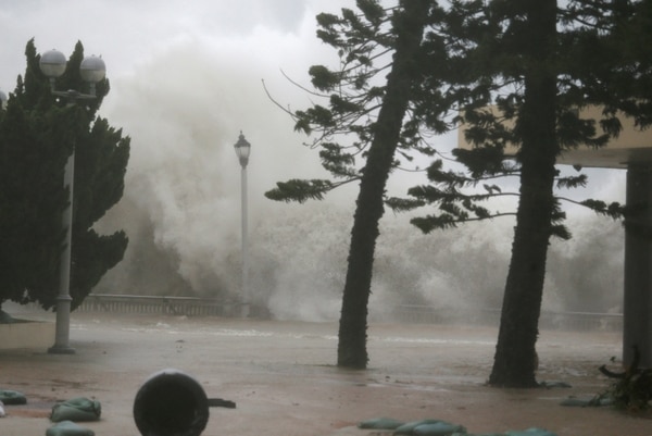 El tifón Mangkhut tuvo un paso arrollador por Hong Kong (REUTERS)
