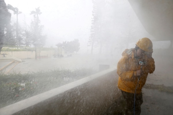 El tifón registró vientos máximos de 230 kilómetros por hora (REUTERS/Bobby Yip TPX IMAGES OF THE DAY)