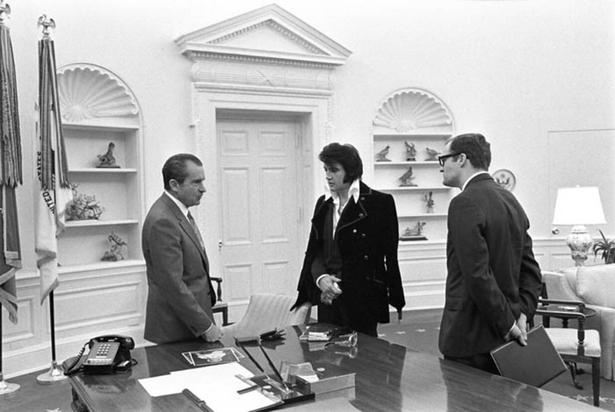 Nixon, Presley y Egil âBudâ Krogh, el funcionario de la Casa Blanca que recibiÃ³ la carta de Elvis y forjÃ³ el histÃ³rico encuentro. EscribiÃ³ el libro âThe Day Elvis Met Nixonâ.