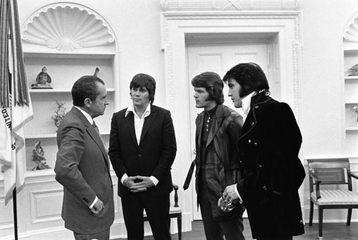 Sobre el final del encuentro, Presley hace pasar a sus acompaÃ±antes. Desde la izquierda, Nixon, Sonny West, Jerry Schilling y Presley.