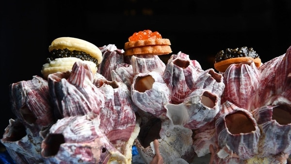 Galletas de caviar en el Sirens (Katherine Frey/The Washington Post)