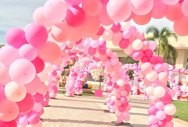 Un camino adornado de globos era la entrada hacia la fiesta
