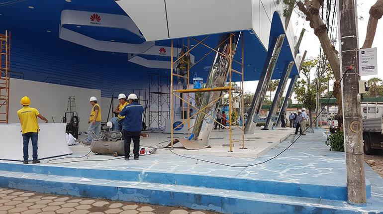 Los trabajos que se realizan para la inauguración de la Expocruz 2018, en Santa Cruz. | Josué Hinojosa